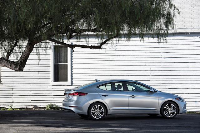 Side 7/8 view of 2017 Hyundai Elantra