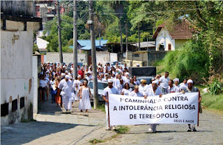 Com cerca de 400 pessoas, a caminhada seguiu até as portas do Centro Espírita Oxosse da Lage, em Agriões