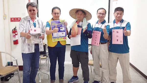 ▲地政同仁透過表演展示系統功能及說明服務申辦流程。（記者林明佑攝）