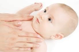 Memijat tubuh bayi memiliki manfaat yang besar pijatan lembut dari 