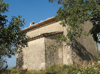 Vista de la part nord i est de la capella de Barnils on s'aprecia el ràfec a la catalana