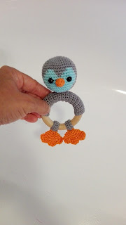 amicidicotone@gmail.com - pinguino a migurumi, anello massaggiagengive