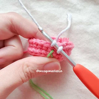 How to change colors when crocheting in the round