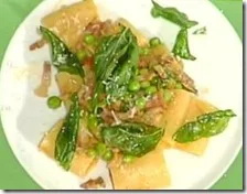 Paccheri con piselli, guanciale e basilico croccante