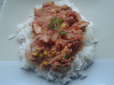 Spicy tuna with tomato and rice 