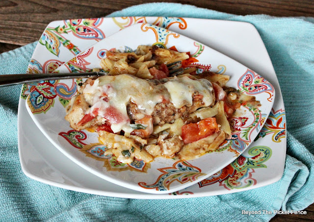 gluten free recipe, chicken, caprese, recipe, dinner, tomatoes, basil, garlic,http://bec4-beyondthepicketfence.blogspot.com/2016/03/foodie-friday-gluten-free-chicken.html 