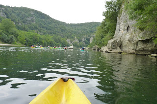 Descenso en kayak por el río Ardèche.