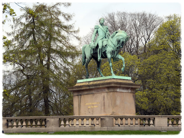 Skulpturen av svensk-norske Karl Johan (Jean Baptiste Bernadotte)