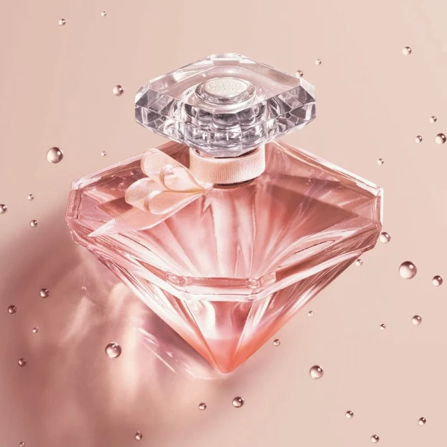 A nova fragrância, La Nuit Trésor Nude, conquista com a paixão radiante e a delicadeza de uma rosa em uma auréola cintilante de reflexões. Refrescante, luminosa e voluptuosa, a emblemática flor irradia uma sensualidade de tirar o fôlego. Sendo a estrela desta poção de amor moderna e distinta, ela representa um romance autêntico e apaixonante que desencadeia emoções sensacionais.