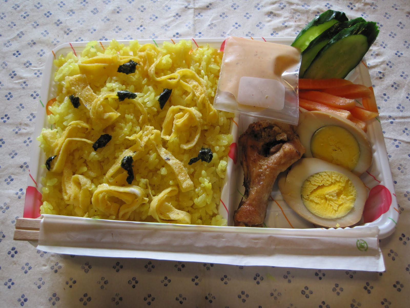 Warteg Saginuma: Nasi kuning, ayam goreng, telur semur