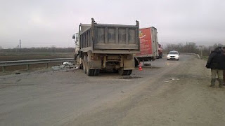 Смертью пассажира одной из грузовых машин закончилось лобовое столкновение самосвала с грузовым фургоном в Южно-Сахалинске.
