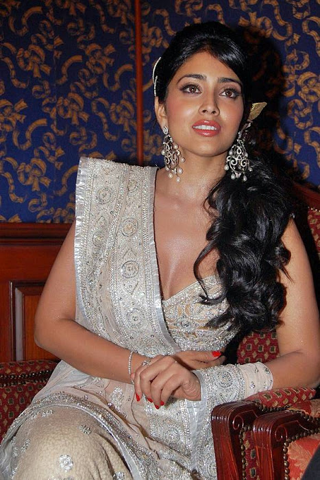 of shriya saran rwalk at cifw unseen pics