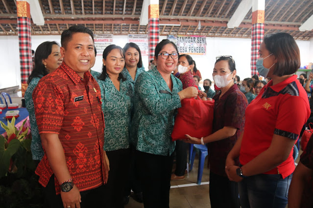 Aksi Menyapa dan Berbagi di Kecamatan Penebel dan Kerambitan, Ny Rai Wahyuni Sanjaya Ajak Kader Untuk Kreatif dan Inovatif  Tingkatkan Perekonomian Keluarga