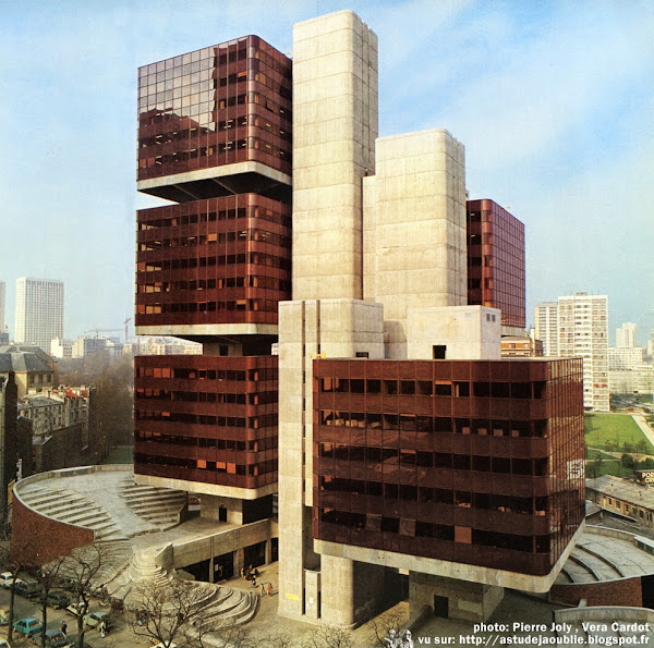 Paris 13ème - Rue de Tolbiac et rue Baudricourt.  Ensemble Universitaire, Faculté de lettres et de droit.  Architectes: Michel Andrault, Pierre Parat, Nathan Celnik, Aydin Guvan.  Sculpteurs: Yvette et Bernard Alleaume.  Construction: 1972 - 1973.