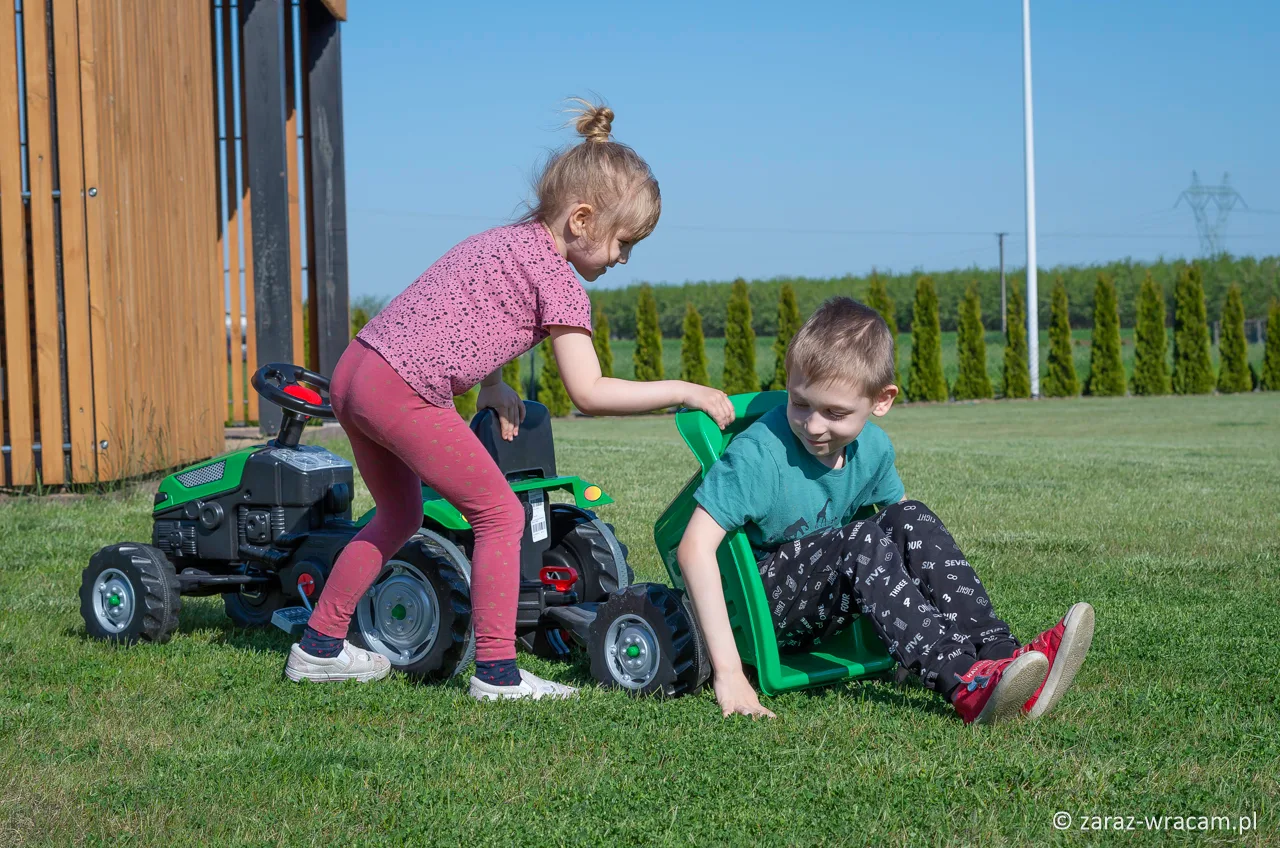 Traktor na pedały z przyczepą