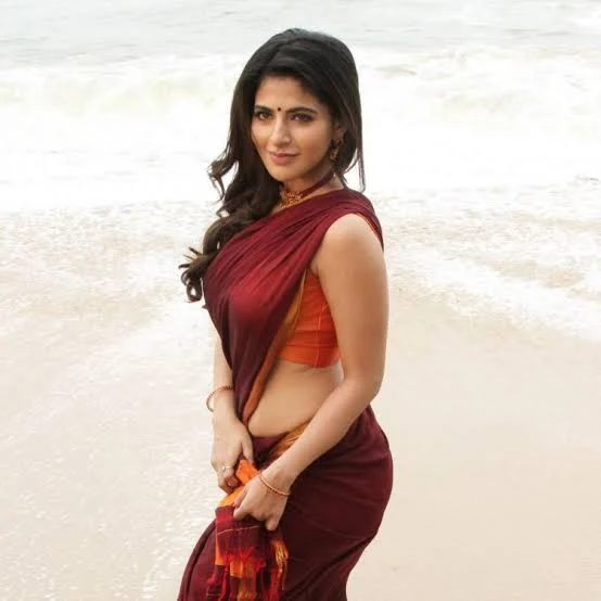 Iswarya Menon Hottest and Sexiest looks of All Time in Saree, Iswarya Menon Sexy nevel show in Saree, Iswarya Menon sexy thighs and Butt, Iswarya Menon hot boobs and Cleavage show, Iswarya Menon lovely smile, Iswarya Menon sexy Nevel show