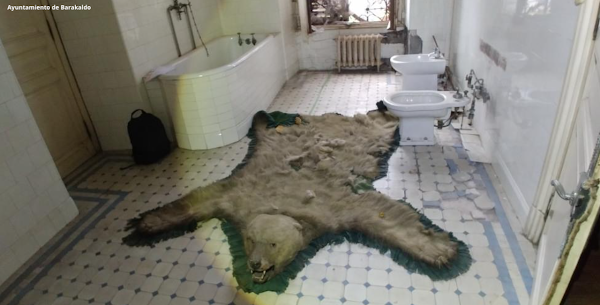 Baño-tocador de la planta primera del palacio de la Finca Munoa
