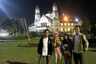 foto dengan latar belakang lawang sewu