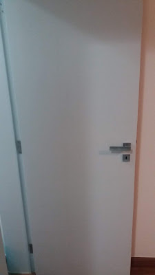 Pintura de porta de quarto com esmalte a base de agua na cor azul