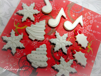 Galletas Navidad decoradas en glasa blanca y azúcar