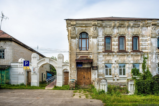 Старинная ветхая усадьба с воротами