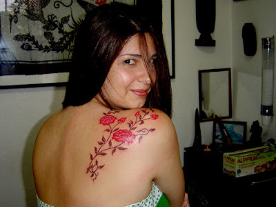 fotos de tatuagens de Flores vermelhas nas Costas