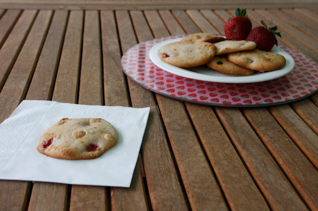 Galletas de fresa, queso y chocolate blanco para desayunar