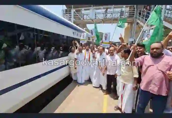 Kasaragod, Kerala, News, Top-Headlines, Kasaragod-News, Train, Vande Bharat, Railway Satation, Grand reception for Vande Bharat Express in Kasaragod.