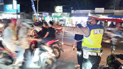 Antisipasi Kemacetan, Giat Rutin Gatur Lalin di Keramaian Pasar Oleh Personel Pos Pam Tambak Polres Serang