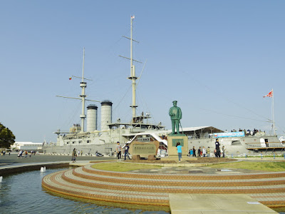 記念館三笠と東郷平八郎の像