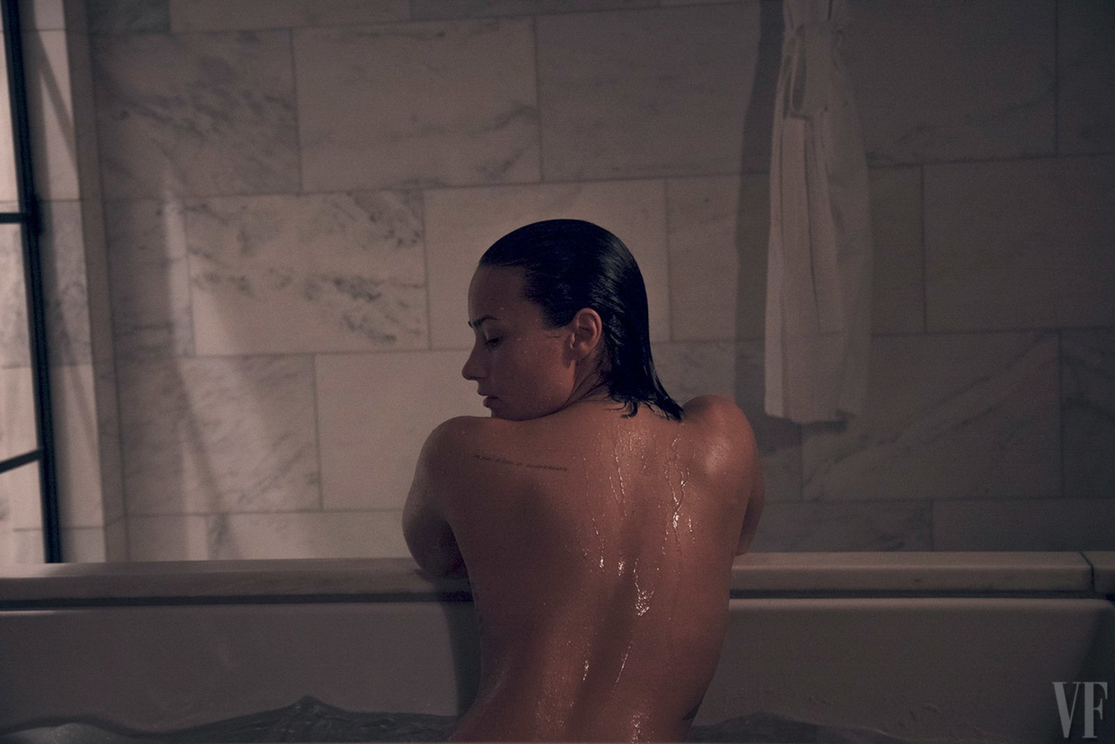 Demi Lovato naked Vanity Fair magazine October 2015 photo shoot