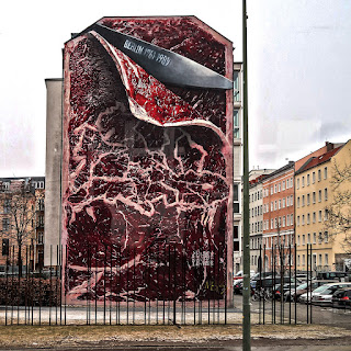 Haushohe Street Art beim einstigen eisernen Vorhang in Berlin thematisiert die Trennung Deutschlands in der Zeit von 1961-1989.