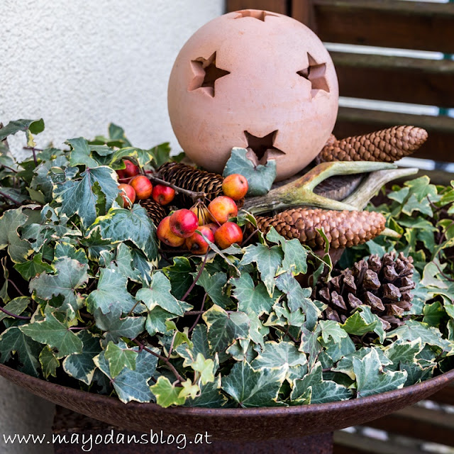 Rostschale mit Efeu und Weihnachtsdeko