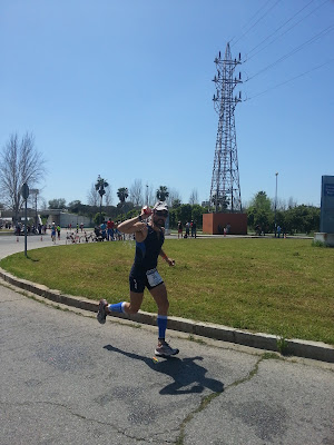 Triatleta en medio Ironman de Sevilla.