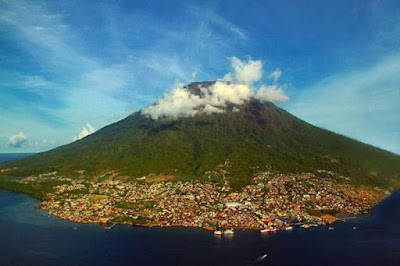 Gunung Gamalama di Maluku