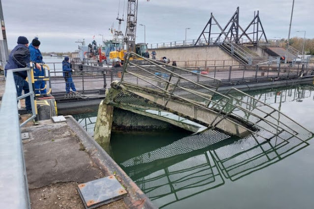 При этом, после проведения водолазного осмотра было установлено, что ворота шлюза получили серьезные повреждения и требуется их замена.