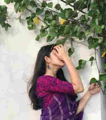 শাড়ি পড়তে পিক মুখ ঢাকা - মোবাইল দিয়ে মুখ ঢাকা পিকচার
