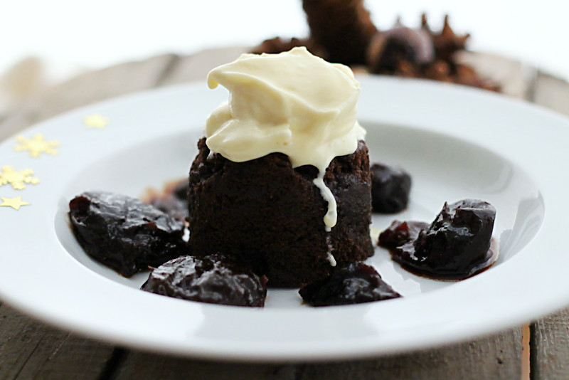 Death-by-Chocolate-Cake (weltbester, super-saftiger Schokoladenkuchen), Vanilleeis mit schwarzem Kardamom, Zimtblüte und Portwein-Pflaumen | Arthurs Tochter – Der Blog für Food, Wine, Travel & Love