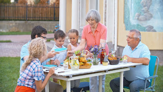 Una familia unida almuerza en el jardin de la casa