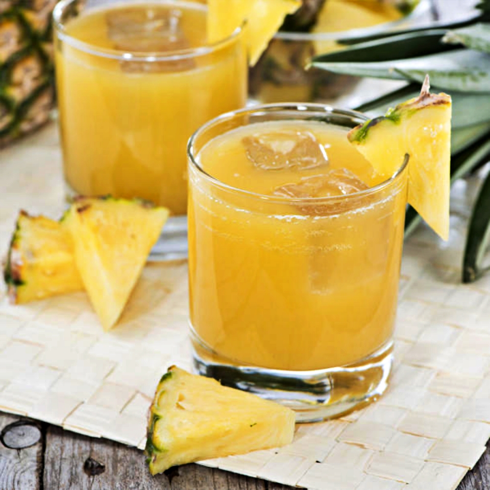 Alkoholfreier Ananas-Sekt ist im Sommer super erfrischend