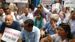 kejriwal-on-dharna-for-cctv