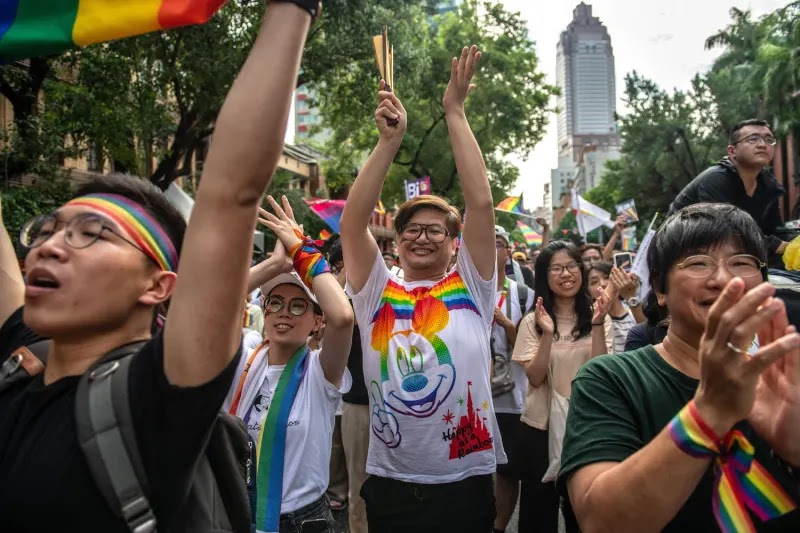 24 Powerful Images From The First Day Of Marriage Equality In Taiwan