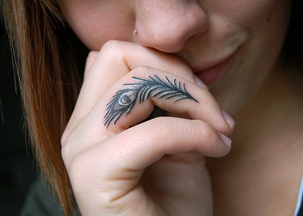 55 ideias criativas de tatuagens para os dedos