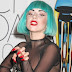 Lady GaGa aparece com cabelo azul e plataforma gigante em premiação de moda