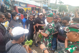 Danrem Sembiring Bagi Pinang di Tengah Demo Save Lukas Enembe di Papua