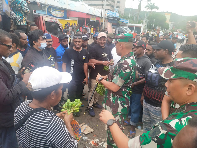 Danrem Sembiring Bagi Pinang di Tengah Demo Save Lukas Enembe di Papua