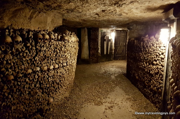 Tunnel view Catacombs of Paris