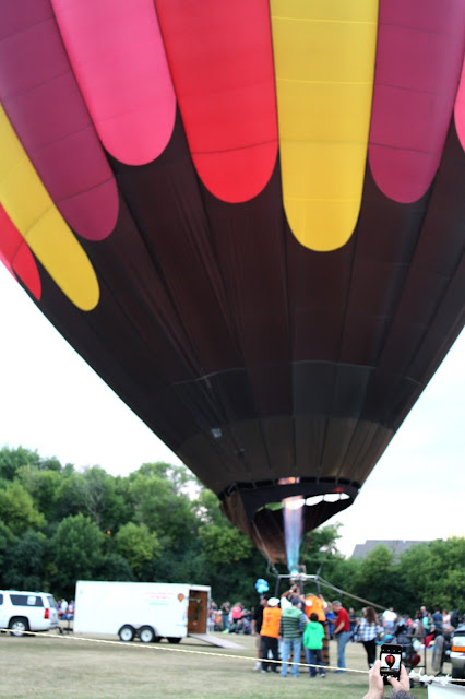 Plume inflating balloon