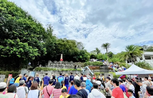 ▲鐵砧山劍井取午時水祈福人潮。（記者林明佑翻攝）