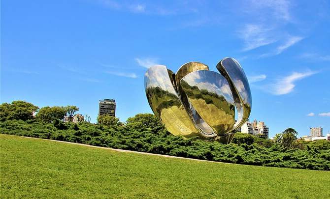 La flor mas turistica de Buenos Aires con un petalo caido ( Floralis Generica )